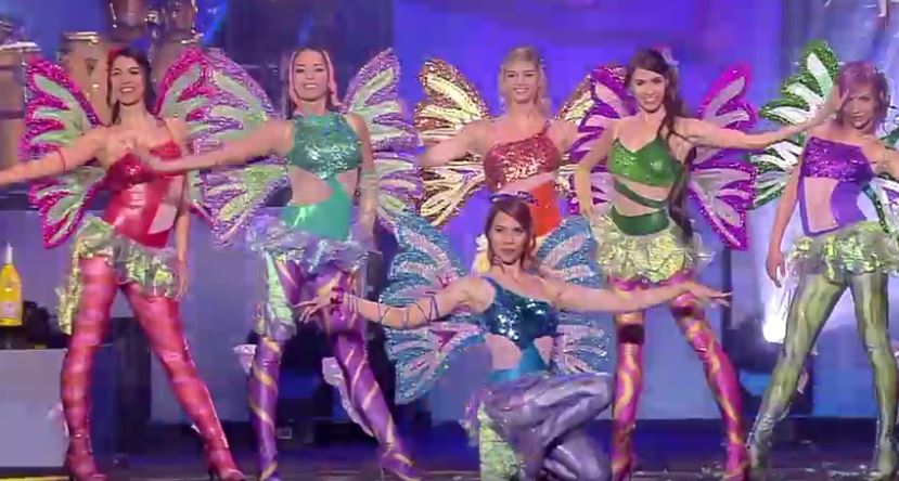 Gli artisti interpreti o esecutori vestito come Winx Club di danza di  caratteri sul tappeto rosso prima di una proiezione del film Winx 3D'  durante la 5a Roma il Festival Internazionale del