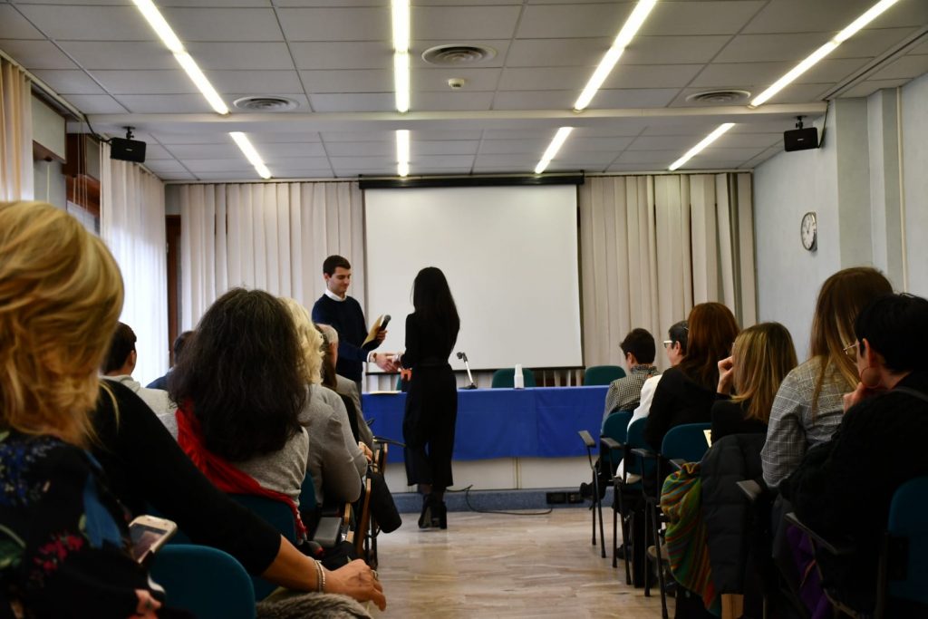Elisa-re-premiata-al-concorso-letterario-con-La-distanza-di-un-sogno-Liceo-Leopardi-Macerata-1-1024x683