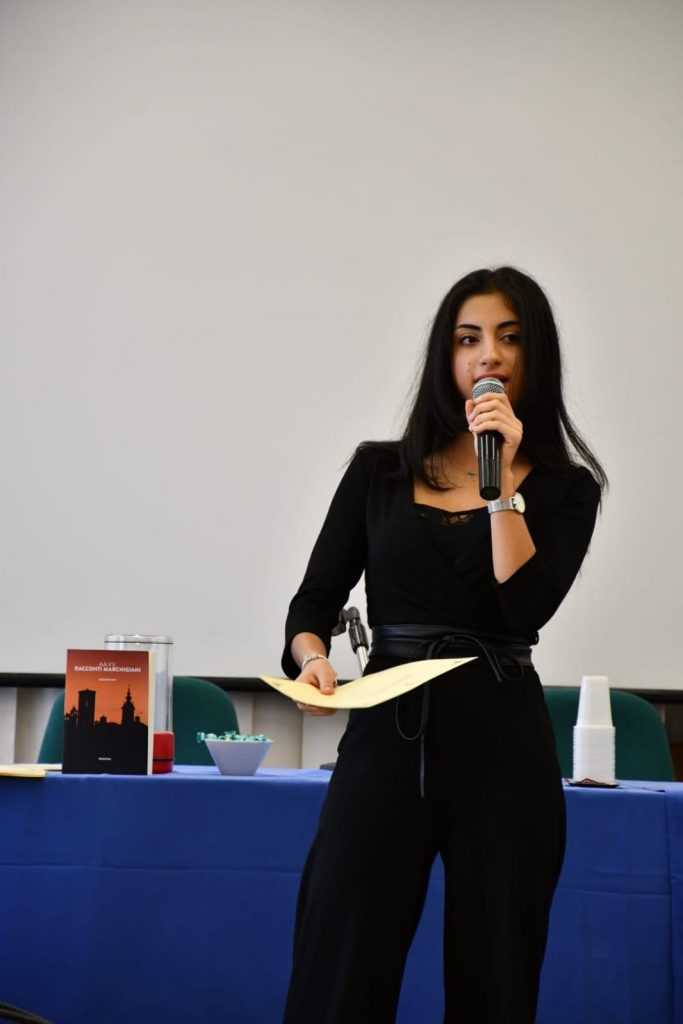 Elisa-re-premiata-al-concorso-letterario-con-La-distanza-di-un-sogno-Liceo-Leopardi-Macerata-2-683x1024