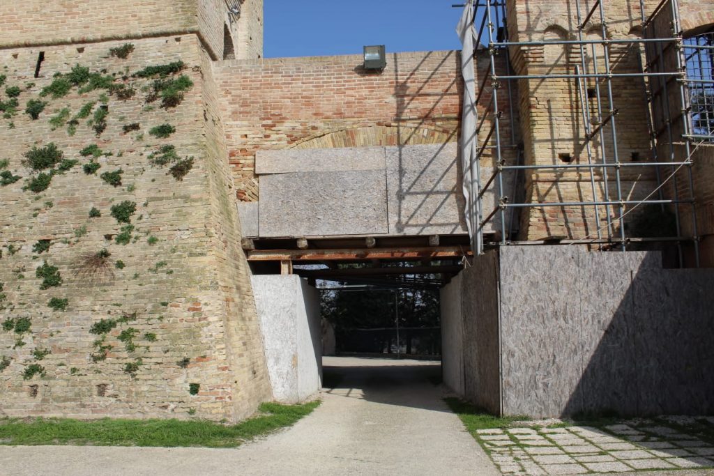 L'ingresso al castello di Montefiore