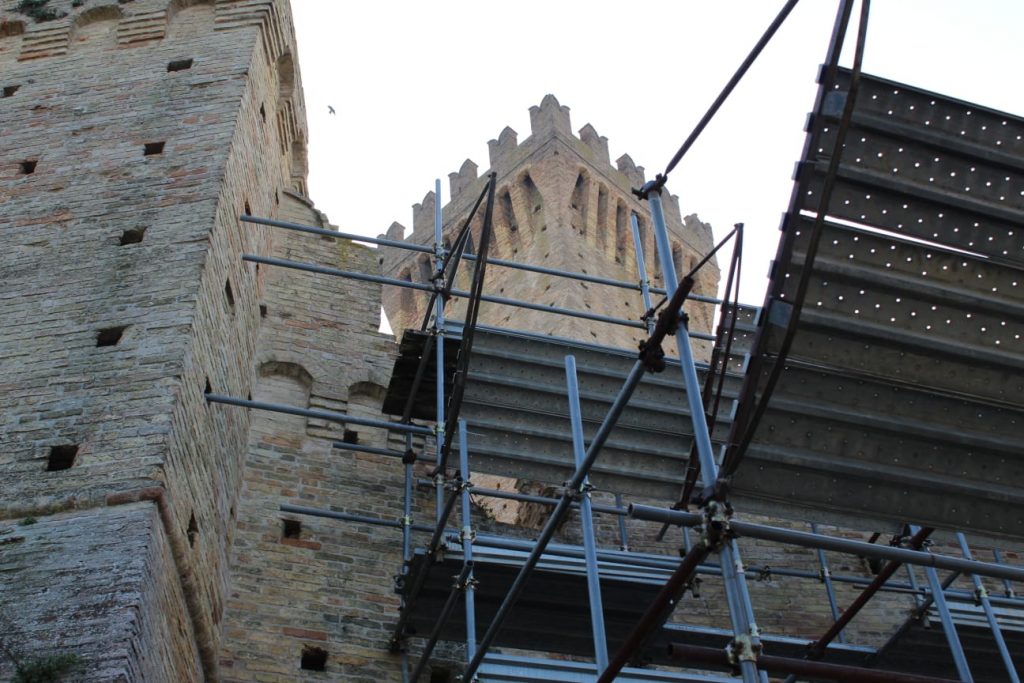 Le impalcature dei lavori al castello di Montefiore