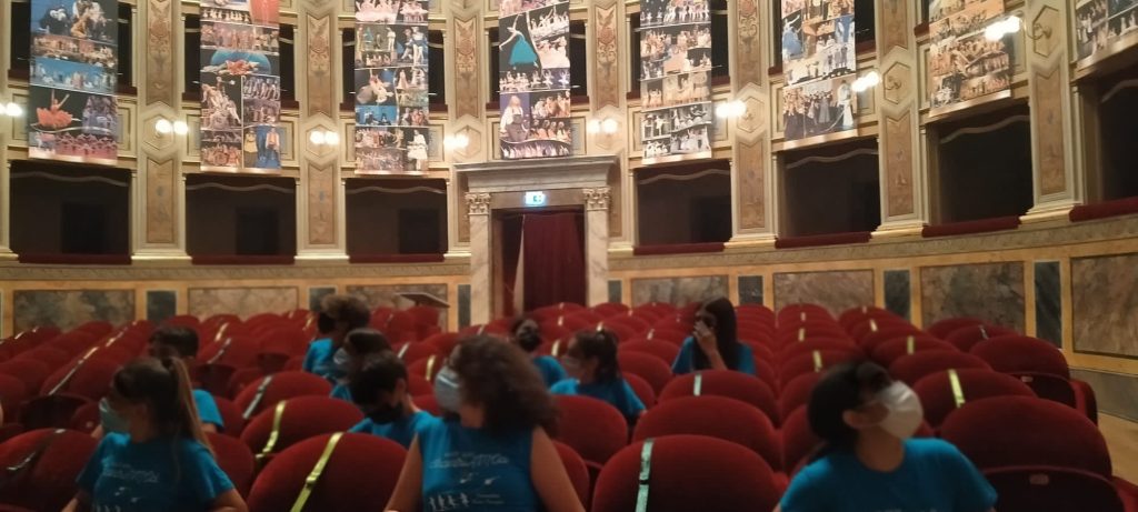 Gruppo-in-visita-al-Teatro-Vaccaj-con-il-Centro-Teatrale-San-Gallo