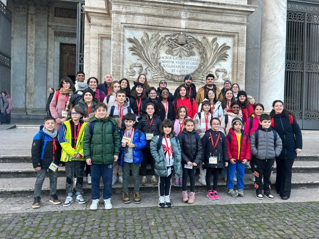 I-Pueri-davanti-la-chiesa-di-San-Giovanni-in-Laterano
