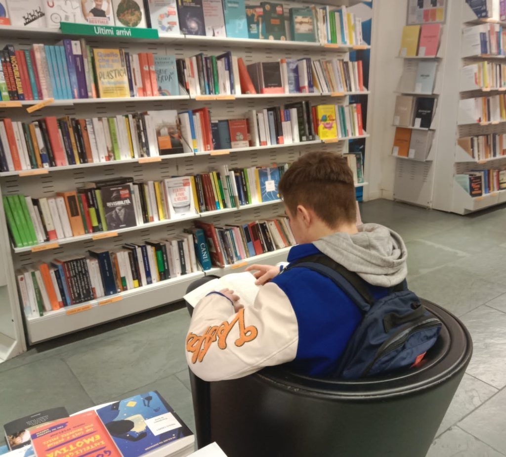 Alunno-immerso-nel-Book-Tasting-in-una-libreria-del-Centro