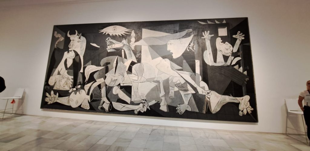 Al-cospetto-dellopera-Guernica-di-Picasso-nel-Museo-Reina-Sofia-di-Madrid