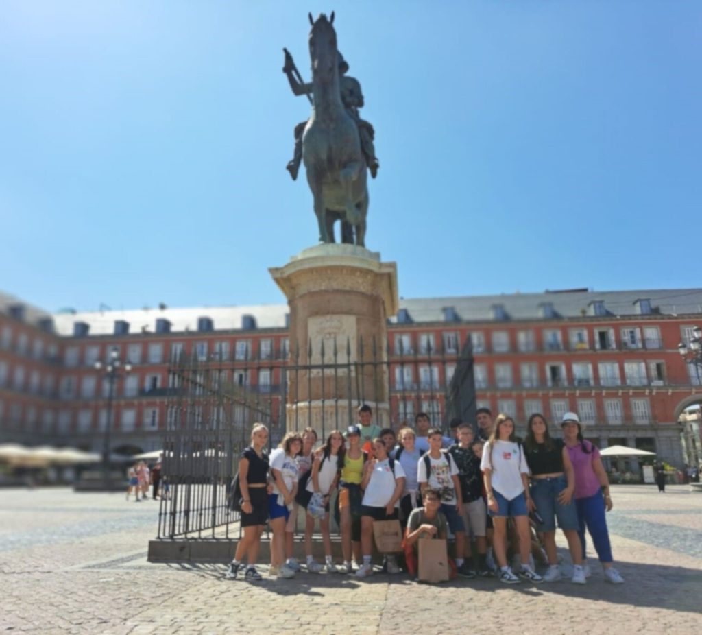 Foto-di-gruppo-a-Madrid-in-Plaza-Mayor