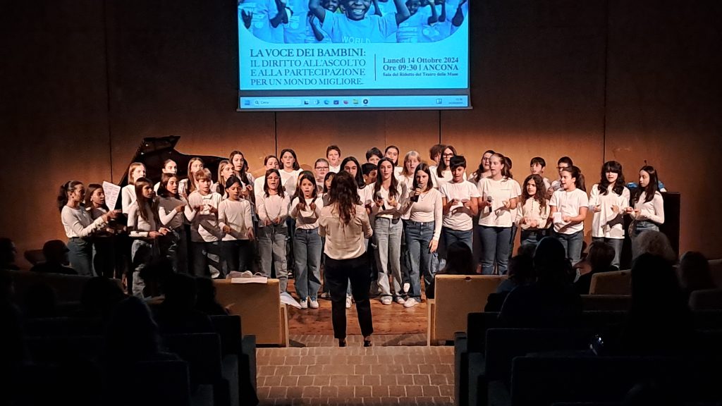 Il-Coro-Insieme-cantando-del-Convitto-allevento-Unicef-in-Ancona-diretto-dalla-professoressa-Claudia-Calamita