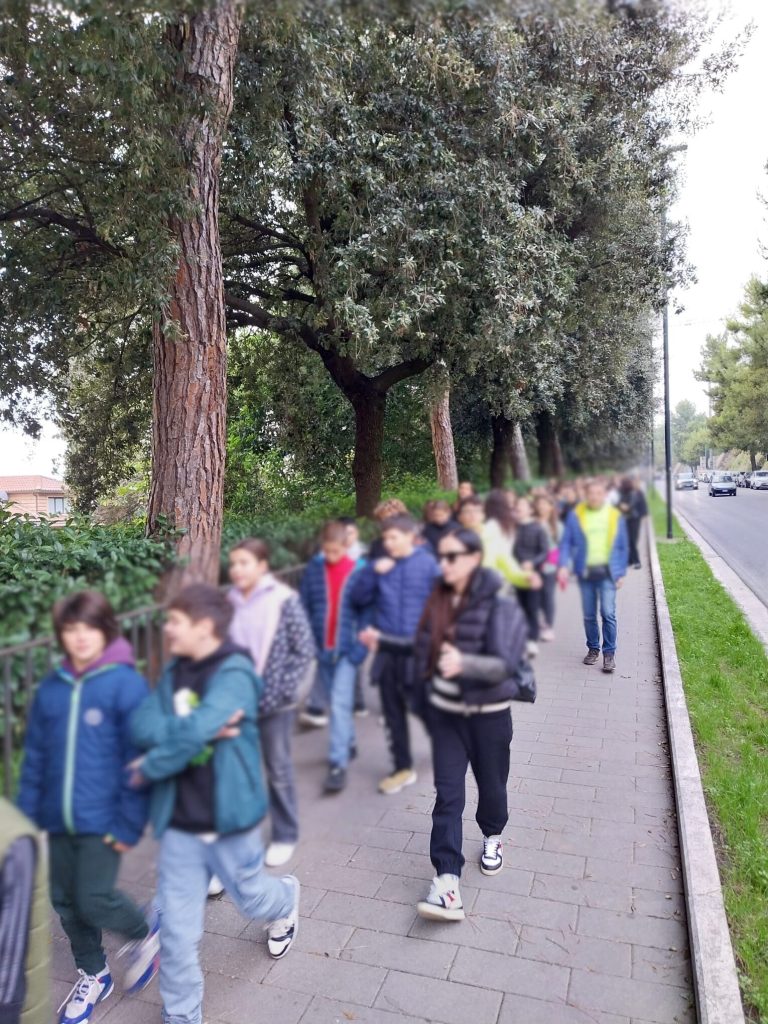 Alunni-e-alunne-del-Convitto-in-cammino-per-le-vie-di-Macerata