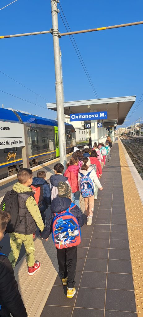 Bambini-e-bambine-di-classe-seconda-alla-Stazione-di-Civitanova-Marche