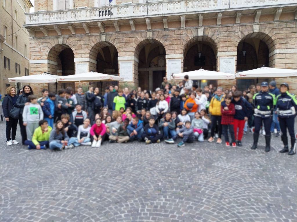 Il-gruppo-del-Convitto-in-Piazza-della-Liberta-con-la-Polizia-Municipale